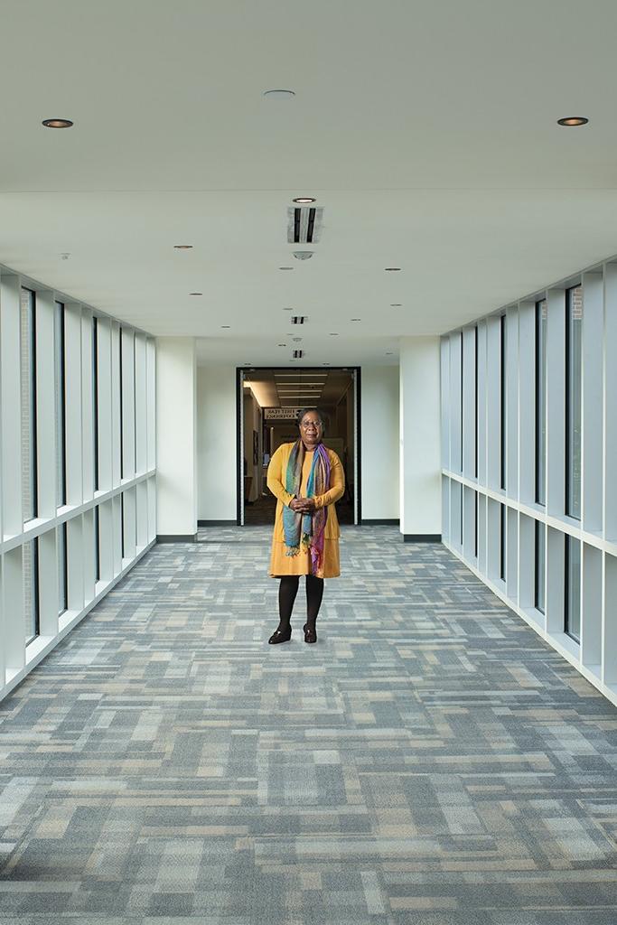 卡罗尔·尤恩·怀特站在走廊上的肖像
